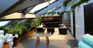 北京北京怡亨酒店的一个带桌子和一些植物的庭院