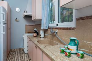 Saronic Seafront的厨房或小厨房