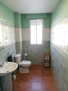 埃尔阿雷纳尔El Arrecorzo by #cherrygredos的一间带卫生间、水槽和窗户的浴室