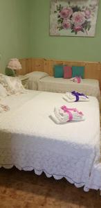 日科德尔格尔福迪艾斯巴哥赛罗公寓的一间卧室配有两张床,床上配有毛巾