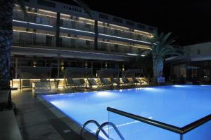 波利蒂卡Evvoiki Akti Hotel的一座大楼前的大型游泳池