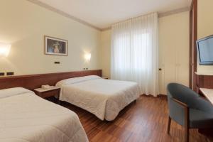 西维尔诺瓦·马尔凯皇宫酒店的酒店客房设有两张床和电视。