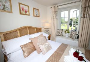 柯比朗斯代尔No 2的卧室配有带枕头的白色床和窗户。