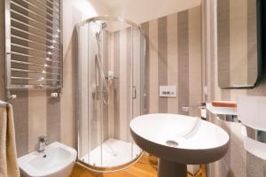 佛罗伦萨San Niccolò hidden gem suite的带淋浴、盥洗盆和卫生间的浴室