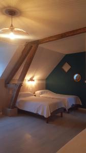 吉尔维斯Le Champ du Pré的阁楼上的卧室配有两张床