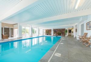 曼海德诺斯菲尔德酒店的蓝色的海水和白色的天花板游泳池