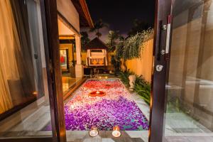 克罗柏坎Aldeoz Grand Kancana Villas Resort Bali的房屋中间带游泳池的房间