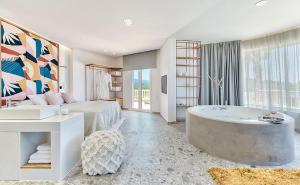 基普塞利阿卡迪亚酒店的卧室配有床和浴缸