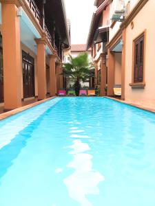 琅勃拉邦琅勃拉邦茉莉花酒店的一座建筑物中央的游泳池