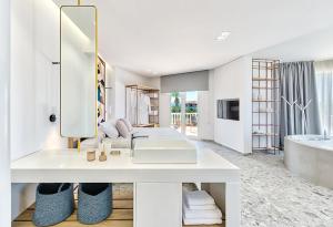 基普塞利阿卡迪亚酒店的白色的浴室设有水槽和浴缸。