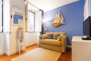 里斯本阿法玛公寓 - 拉莫斯小巷的带沙发和电视的客厅
