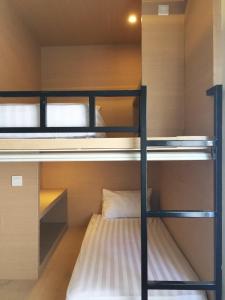 勒吉安XOXO Kuta Legian Hostel的双层床间 - 带两张双层床