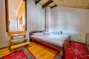 兹拉蒂博尔Kuća za odmor Žunić的一间小卧室,配有床和窗户