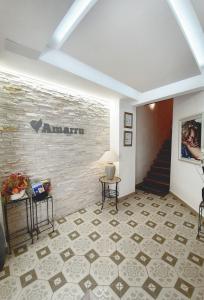 皮兰Amarru Apartments的走廊设有瓷砖地板和砖墙