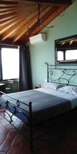 萨尼科拉佛塞拉住宿加早餐旅馆的卧室配有床,位于带2个窗户的房间