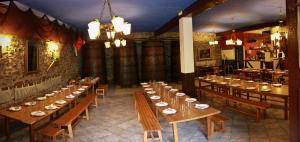 德巴Agroturismo Sidreria Txindurri Iturri的一间大房间,餐厅内配备有木桌和椅子