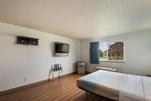 罗斯切尔德罗斯柴尔德6号汽车旅馆的酒店客房设有床和窗户。