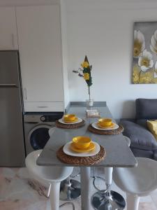 布埃乌Apartamento muy Coqueto的客厅里一张桌子上放着两道黄色的菜肴