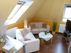 克吕茨Ferienwohnung Sommerwind的客厅配有白色沙发和电视