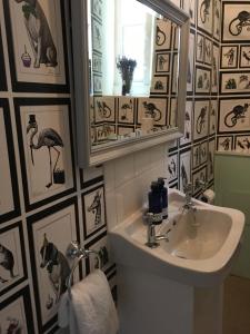 达农Abbots Brae Hotel的一间带水槽和镜子的浴室