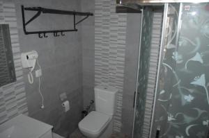 阿格特apartamento agaete Beach 4a的浴室配有白色卫生间和淋浴。