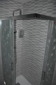 阿格特apartamento agaete Beach 4a的浴室里设有玻璃门淋浴