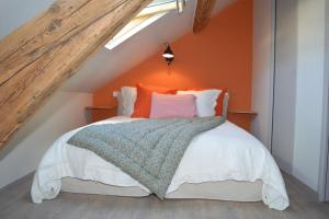 La Croix-en-TouraineLe MAGNOLIA的一间卧室配有一张橙色墙壁的床