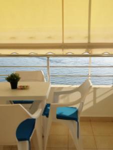 都拉斯Matin Apartment Sea View的船上的桌椅,享有海景