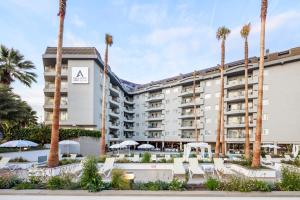 圣苏珊娜AQUA Hotel Montagut Suites 4*Sup的前面有棕榈树的酒店