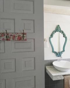 卡索拉Alojamiento San Juan Bautista的浴室设有白色门和水槽