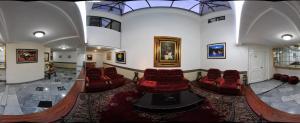 昆卡科尔德罗酒店 的大楼里带红色椅子的等候室