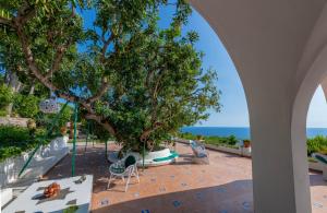 阿纳卡普里Il Carrubo Capri的享有带树木和大海的庭院的景色