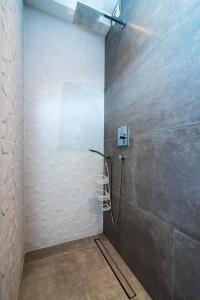 卡什泰拉Apartments Villa Castello的一间带墙面淋浴的浴室