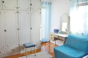 波拉特Apartman I&A的一间卧室配有书桌、椅子和桌子