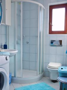 波拉特Apartman I&A的带淋浴、卫生间和盥洗盆的浴室