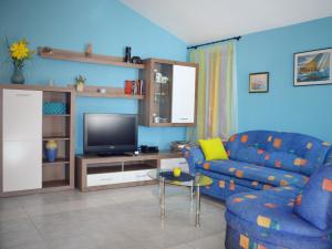 波拉特Apartman I&A的带沙发和电视的客厅