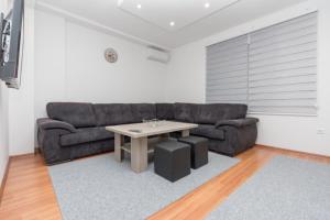 萨拉热窝Apartman Emir 1的客厅配有沙发和桌子