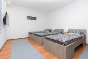 萨拉热窝Apartman Emir 1的铺有木地板的客房内的两张床