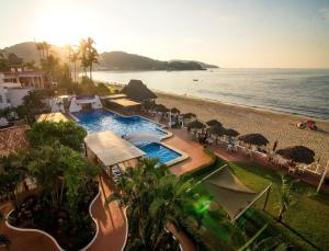 瓜亚比托斯卡萨布兰卡度假酒店的一个带游泳池和带遮阳伞的海滩的度假胜地