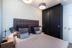 卡什泰拉Apartments Villa Castello的一间卧室配有一张带蓝色枕头的大床