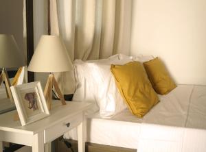 科基诺斯皮格斯Studio Panagiota - Oasis holiday houses的白色沙发、黄色枕头和带台灯的桌子