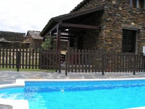 CampillejoLa Pizarra Negra的一座带木栅栏的房屋前的游泳池
