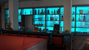 Waldheim金狮酒店的餐厅里的酒吧,灯光蓝色