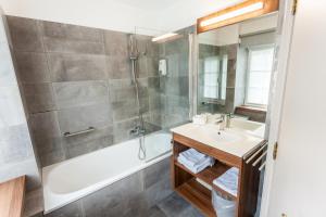 阿勒菲夫德里博香特酒店的带浴缸、水槽和淋浴的浴室