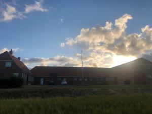 里伯Bjerrumgaard的天空中太阳的一组建筑