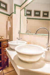 埃尔博斯克Mafloras Suites El Bosque的浴室设有2个白色水槽和镜子