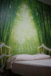 钱皮诺LA CASA DELL'ORSO的一间拥有竹林壁画的卧室