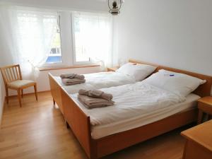 Thalheima casa的一间卧室配有带毛巾的床