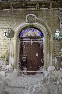 阿尼奥内Appartamento storico in pieno centro ad Agnone的雪中带木门的拱门