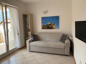 阿科Appartamento Marina的带沙发和电视的客厅
